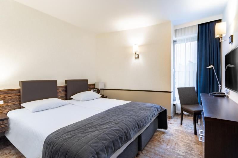 One-Bedroom Apartment image 3