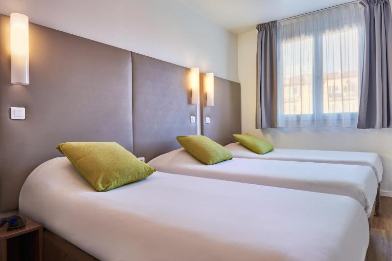 Triple Room with 3 Single Beds image 3