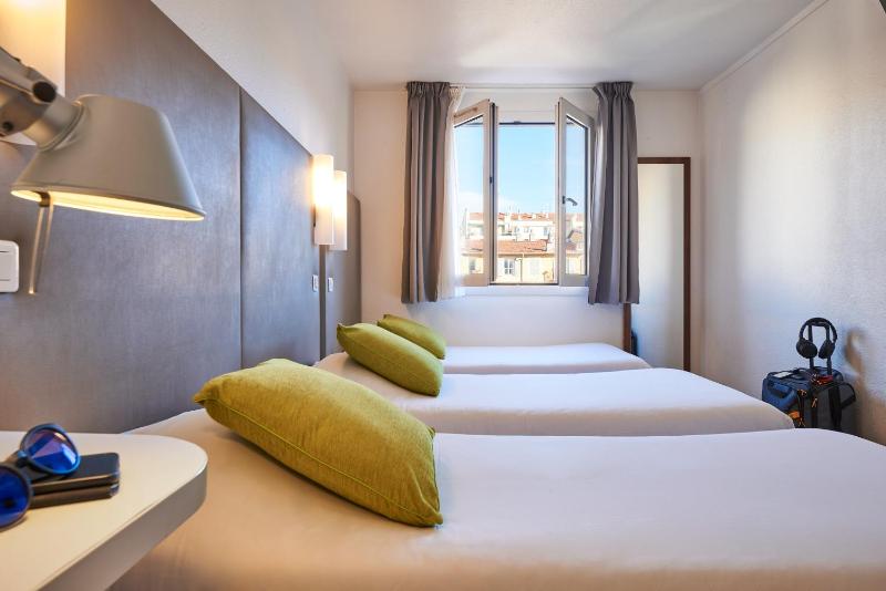 Triple Room with 3 Single Beds image 1