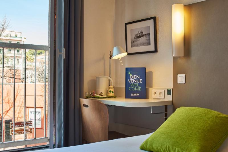 Triple Room with 3 Single Beds image 2
