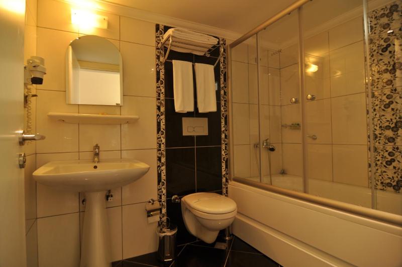 Deluxe Double or Twin Room image 3