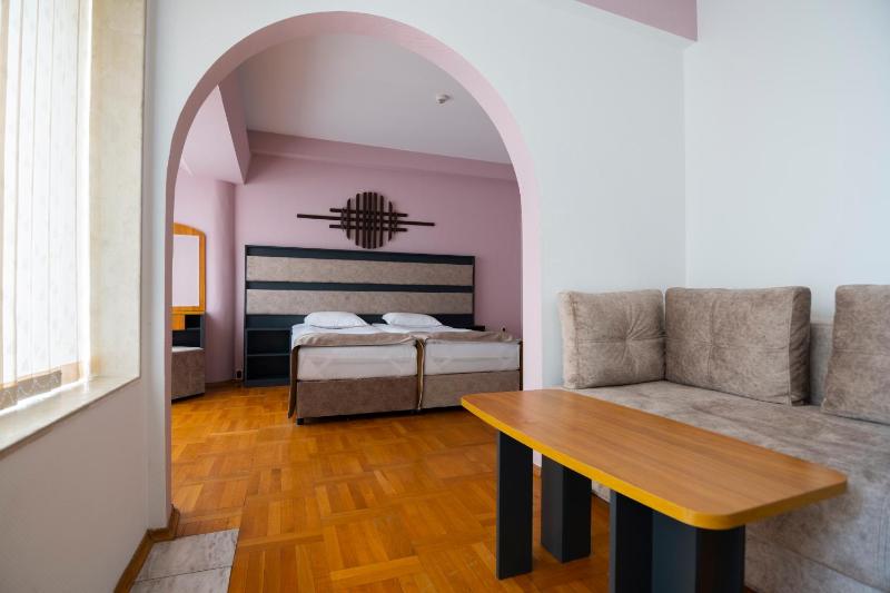 One-Bedroom Suite with Balcony image 4