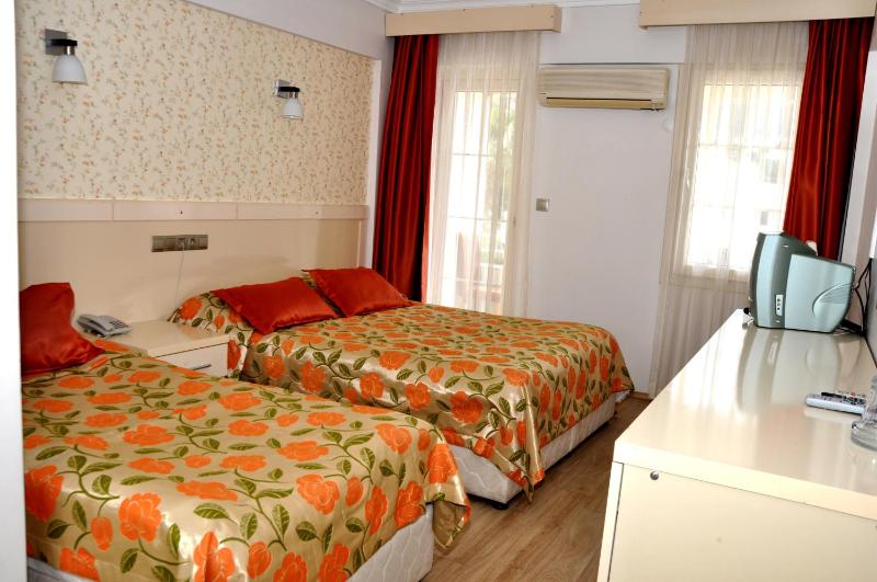 Standard Triple Room image 4