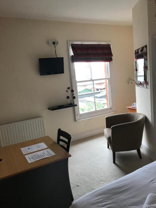 Double Room image 4