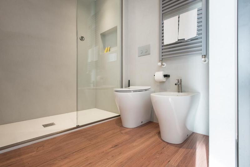 Double Room with Balcony image 2