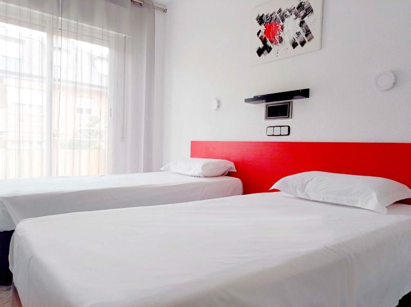 Twin Room with Balcony image 4