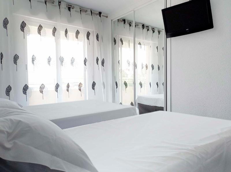 Twin Room with Balcony image 3