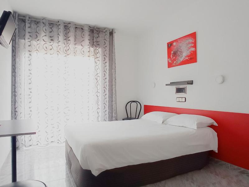 Double Room with Balcony image 4
