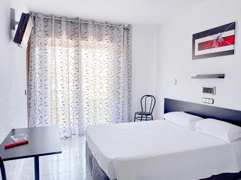 Double Room with Balcony image 1