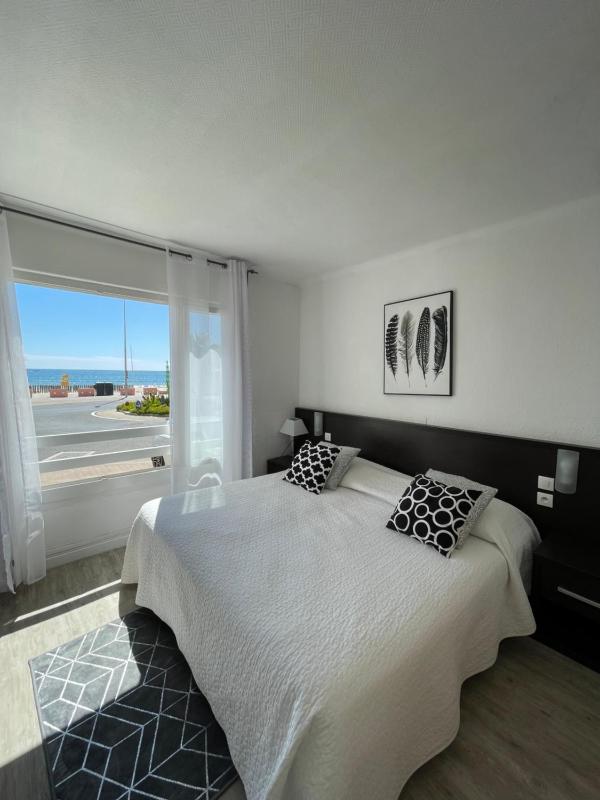 Double Room with Sea View image 1