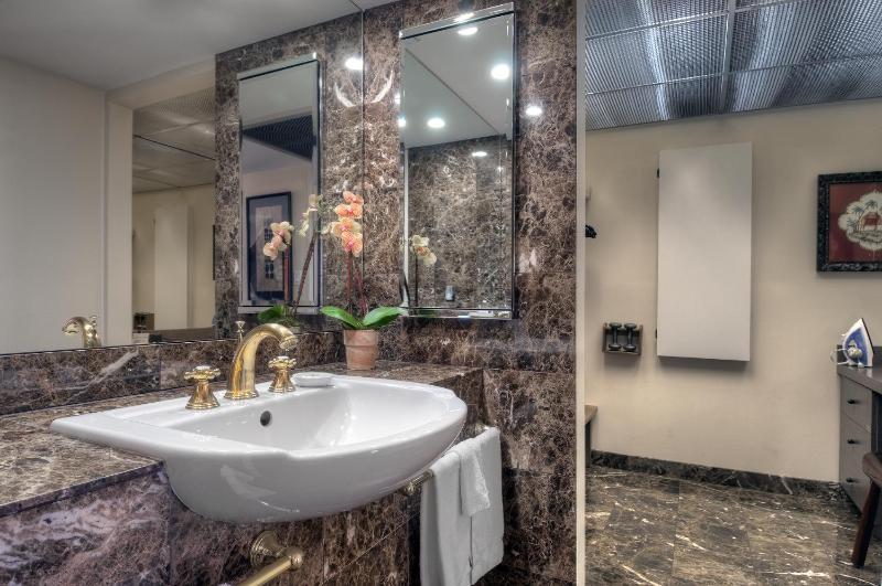 King Suite with Spa Bath image 3