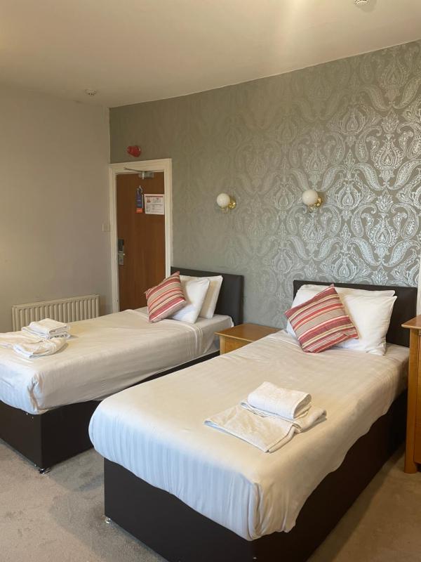 Metropole Hotel - image 2