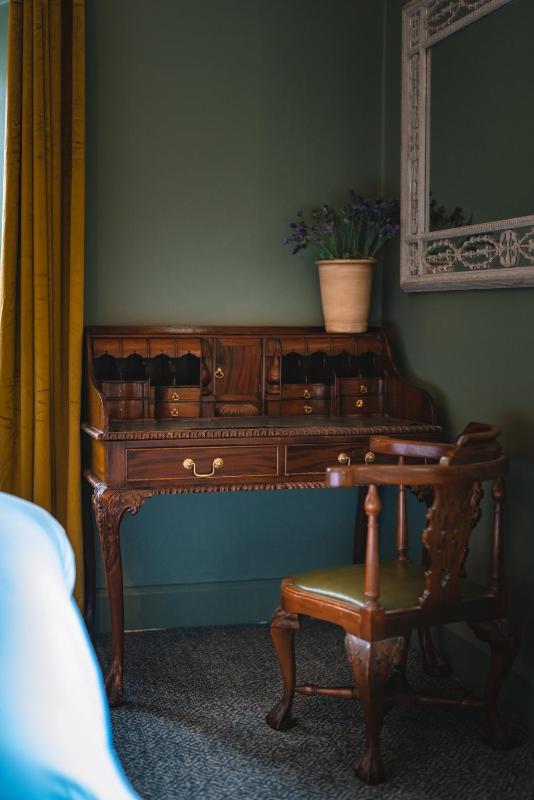 Classic Double Room image 4