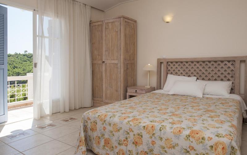 Classic Double or Twin Room with Partial Sea View image 2