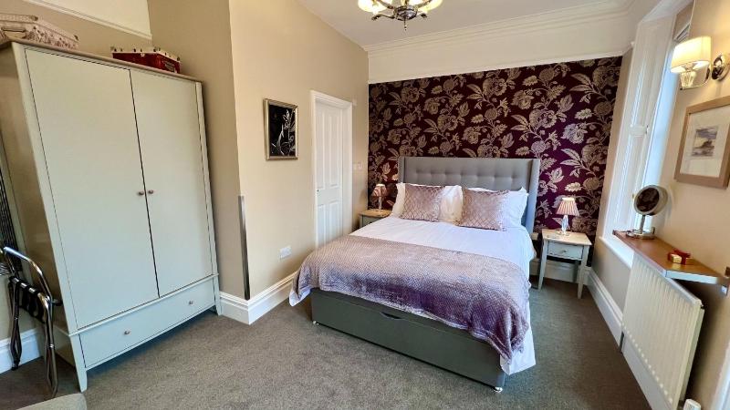 Deluxe King Room image 1