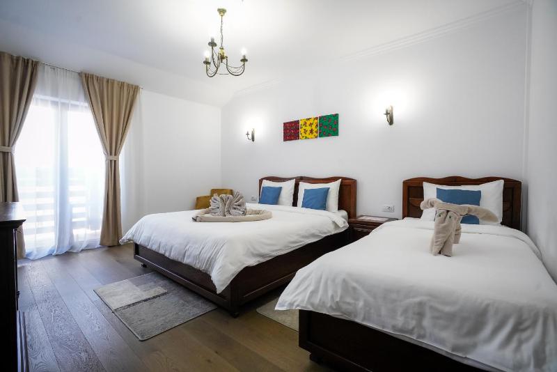 Triple Room with Balcony image 3