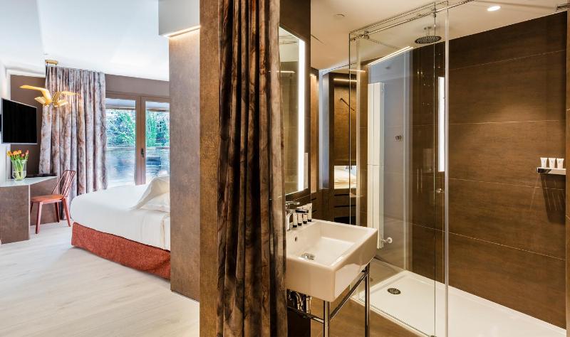 Superior Double Room image 1