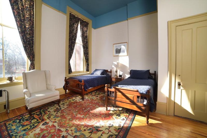 Twin Room with Private Bathroom image 3