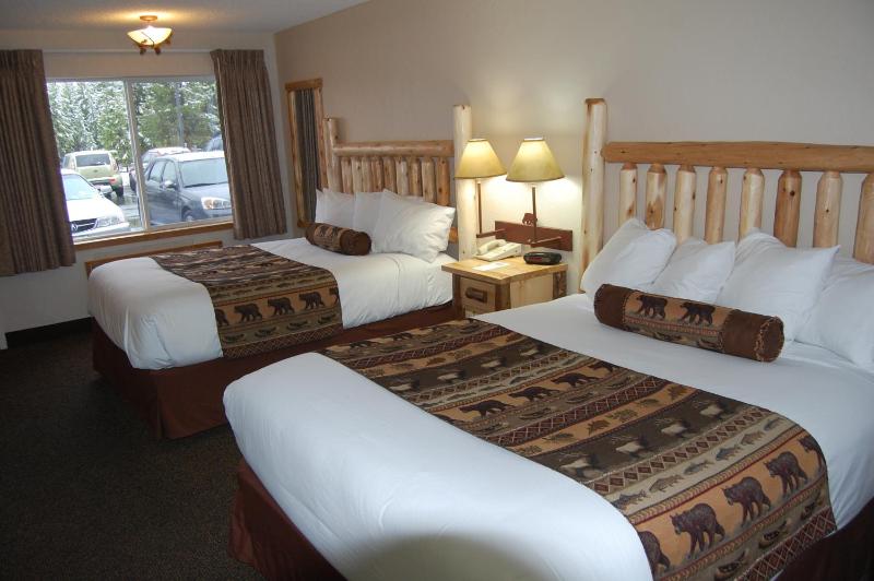Queen Room with Two Queen Beds image 2