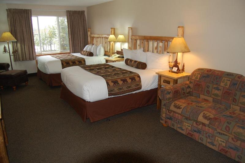 Queen Room with Two Queen Beds and Sofa Bed image 3