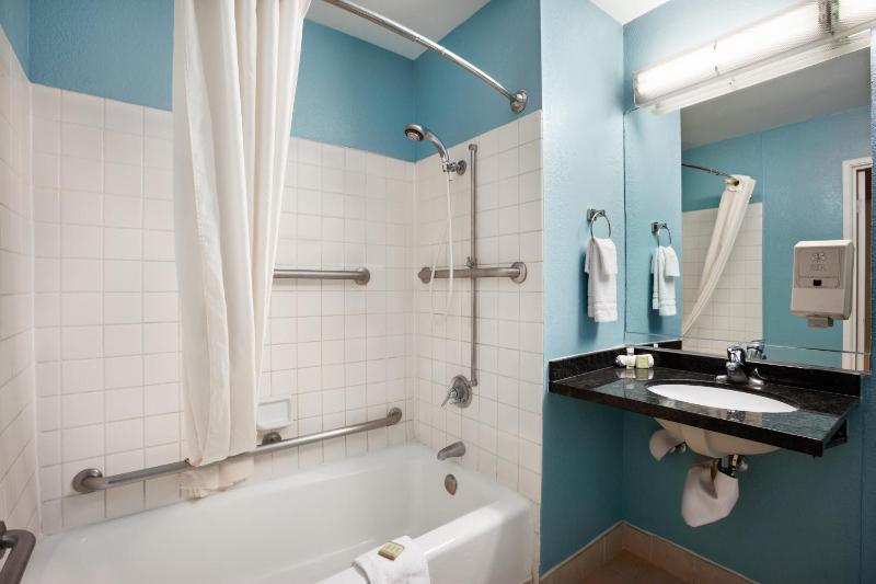 Queen Room with Mobility/Hearing Access - Non-Smoking image 2