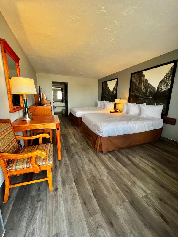 Queen Room with Two Queen Beds and Bath Tub - Mobility Accessible/Non-Smoking image 3