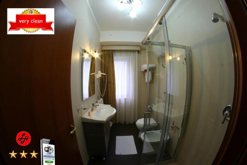 Double or Twin Room image 4