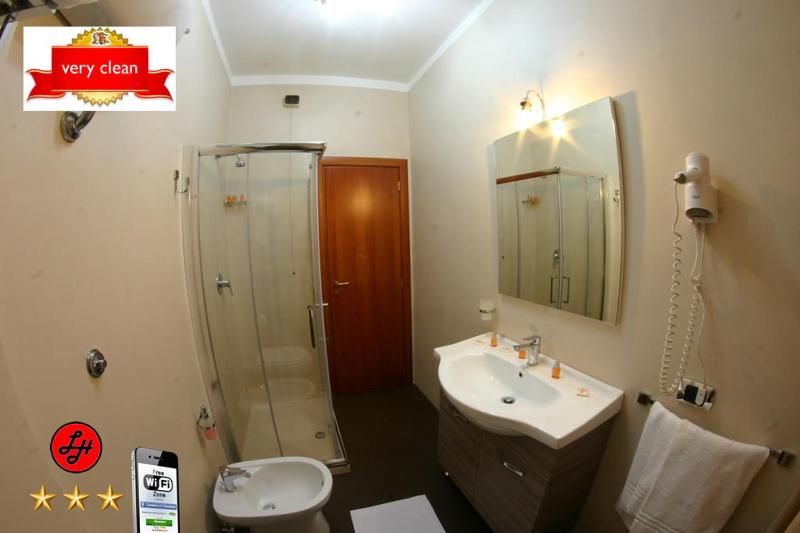 Double or Twin Room image 3