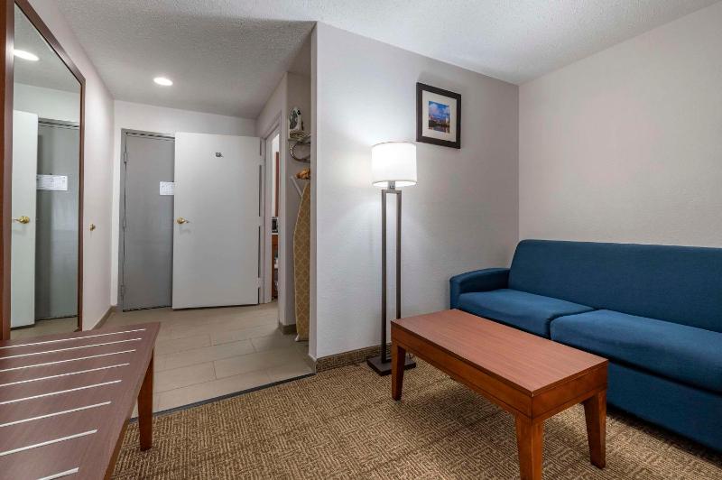 King Suite - Non-Smoking image 1