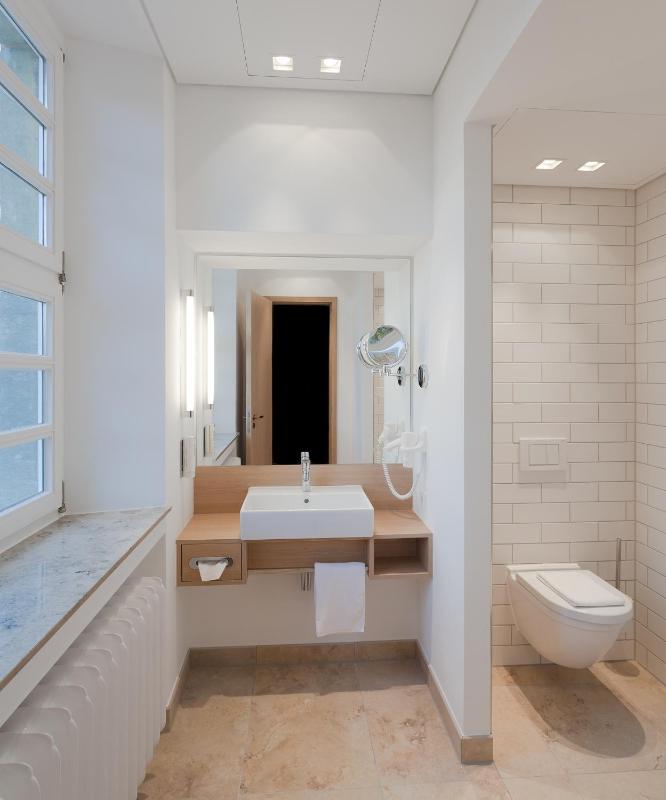 Corner Suite image 3