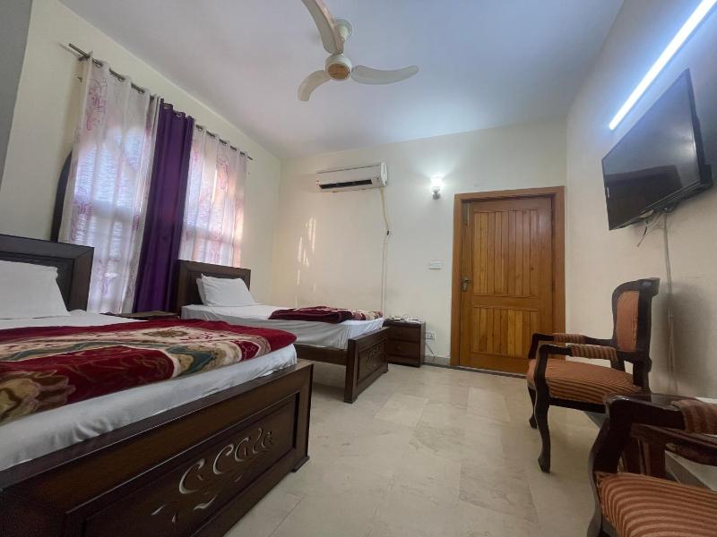 Deluxe Family Room image 3