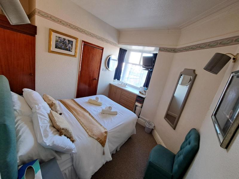 OYO Lily Hotel Blackpool - image 13