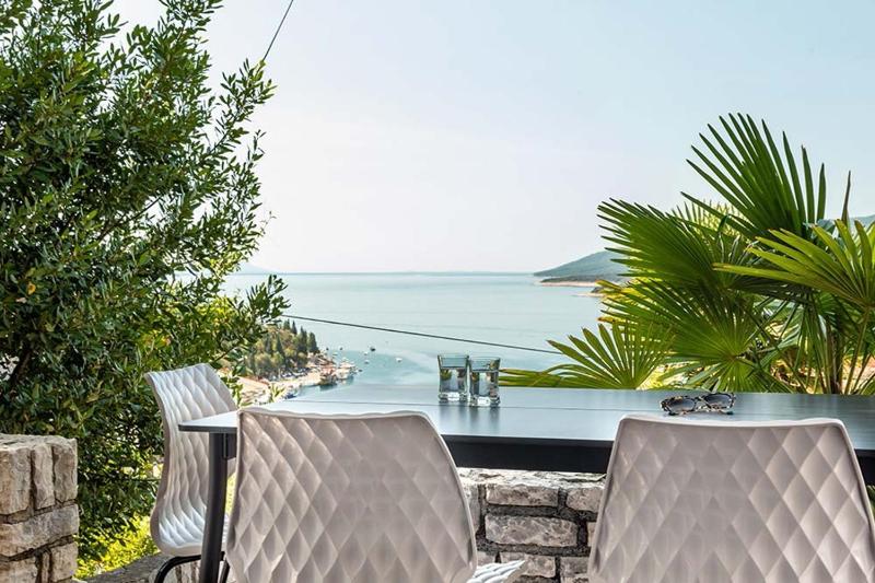 One-Bedroom Apartment with Terrace and Sea View image 2