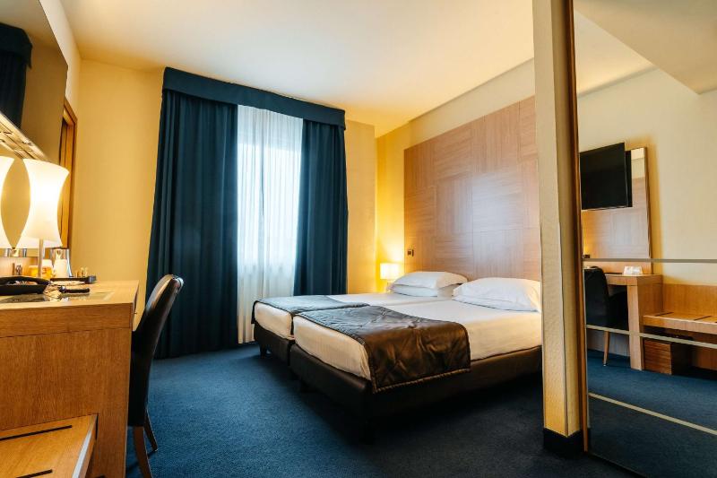 Superior Twin Room image 3