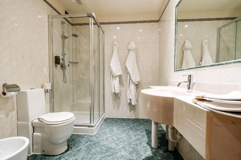 Executive Queen Room image 4