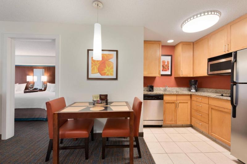 One-Bedroom Queen Suite with Sofa Bed image 3
