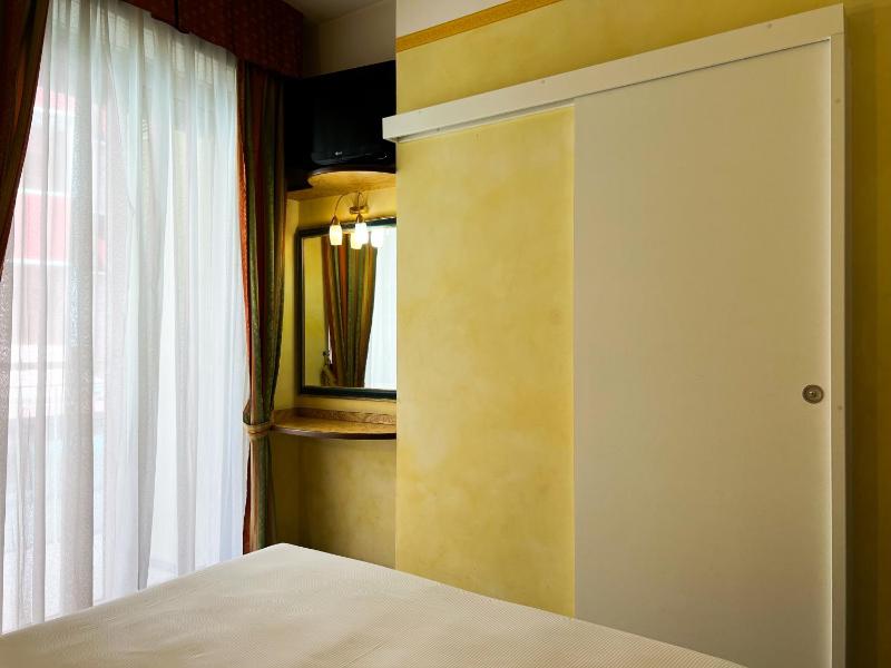 Triple Room with Balcony image 4