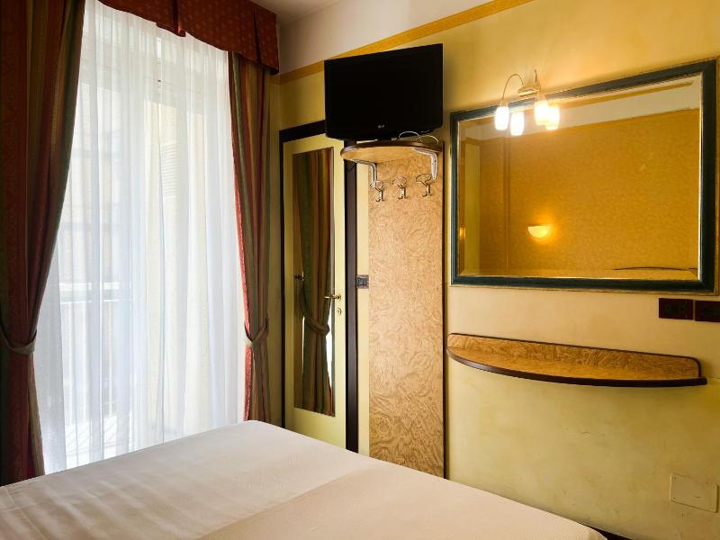 Quadruple Room with Balcony image 2