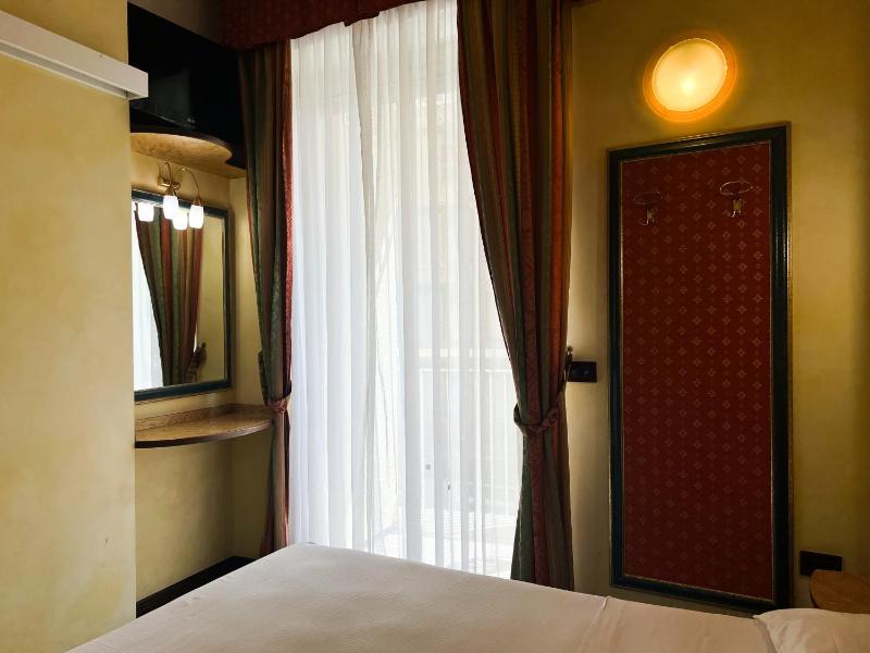 Triple Room with Balcony image 3
