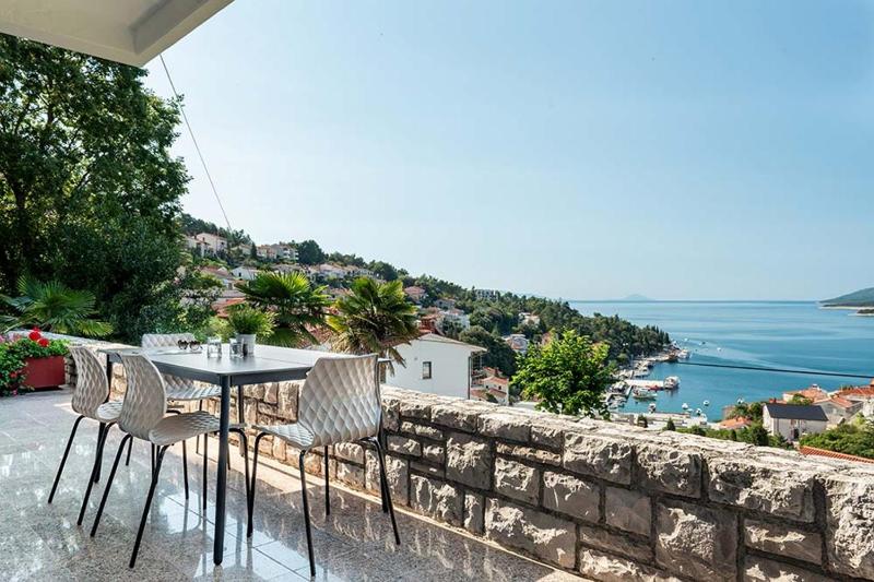 One-Bedroom Apartment with Terrace and Sea View image 3