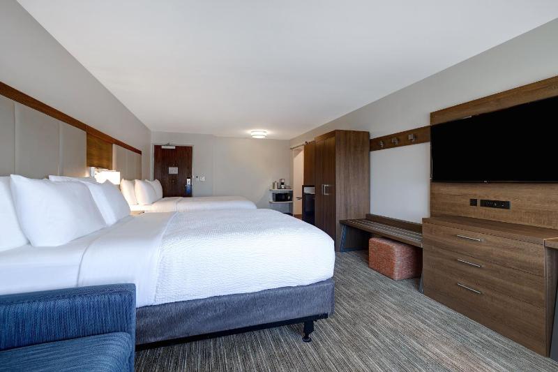 Queen Suite with Two Queen Beds image 4