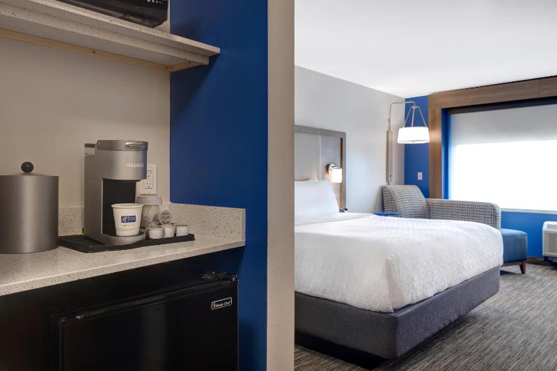 Standard King Room image 3