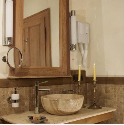Deluxe Double or Twin Room image 2