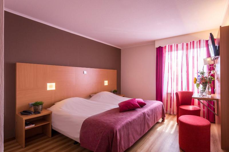Twin Room with Balcony image 1