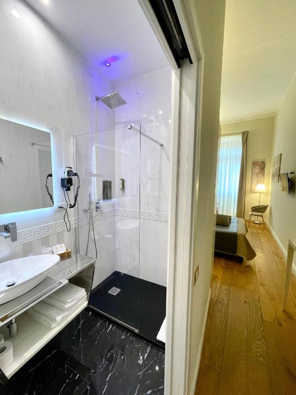 Deluxe Double or Twin Room with City View image 2