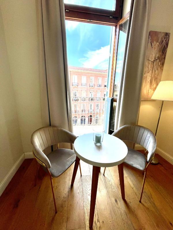Deluxe Double or Twin Room with City View image 4