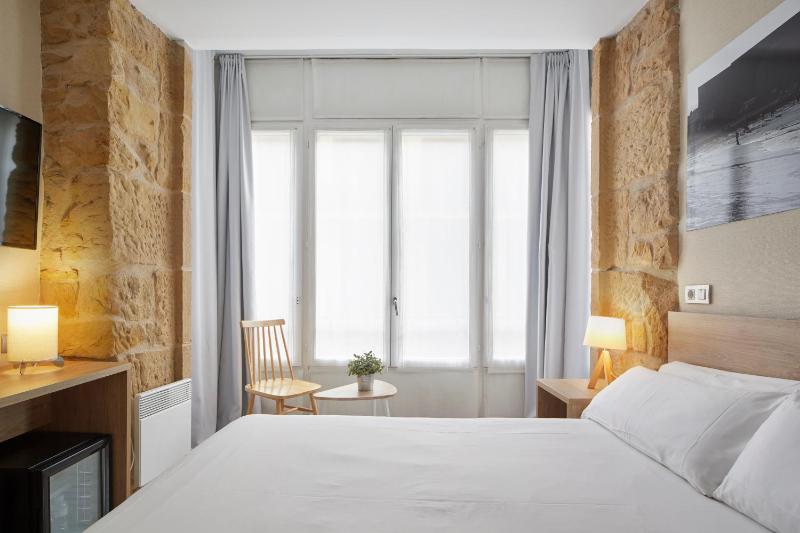 Double or Twin Room image 4