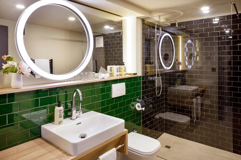 Junior Suite with Mountain View image 3