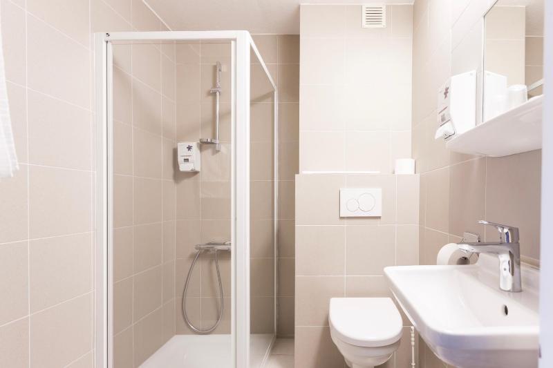 Twin Room with Balcony image 2