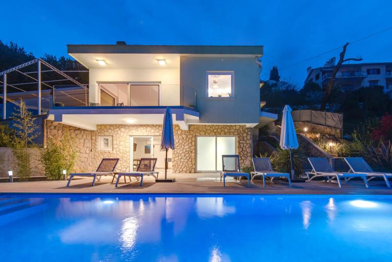 Premium villa heatable infinity pool jacuzzi and seaview beach and city just 10min by foot - image 20